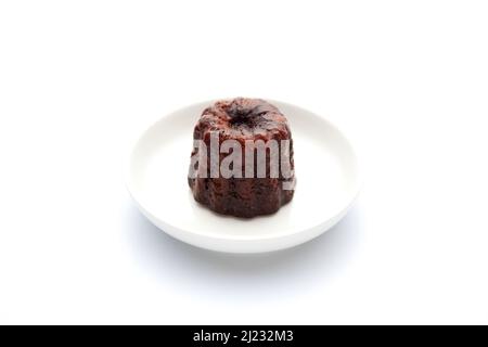 Canele de Bordeaux französisches Gebäck isoliert auf weißem Hintergrund Stockfoto