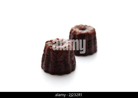 Canele de Bordeaux französisches Gebäck isoliert auf weißem Hintergrund Stockfoto