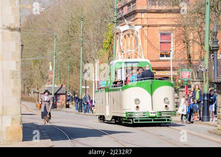 Derbyshire, Großbritannien – 5. April 2018: Cleveleys eröffnet an der Straßenbahnhaltestelle Red Lion, Crich Tramway Village National Tram Museum, eine alte Touristentram Stockfoto