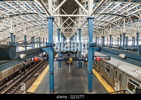 Coney Island, USA - 25. Oktober 2015: Alter Bahnhof in Coney Island, der Vergnügungszone von New York. Stockfoto