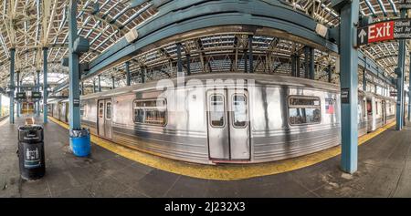 Coney Island, USA - 25. Oktober 2015: Alter Bahnhof in Coney Island, der Vergnügungszone von New York. Stockfoto