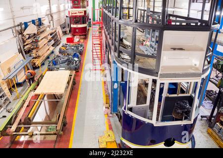 Derbyshire, Großbritannien – 5. April 2018: Das Crich Tramway Village ist ein nationales Museum, das aktiv die Restaurierung und Reparatur von Oldtimer-Straßenbahnen unterstützt Stockfoto