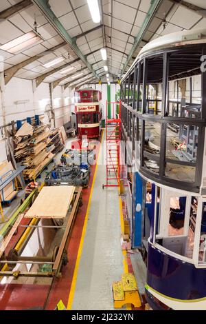 Derbyshire, Großbritannien – 5. April 2018: Das Crich Tramway Village ist ein nationales Museum, das aktiv die Restaurierung und Reparatur von Oldtimer-Straßenbahnen unterstützt Stockfoto