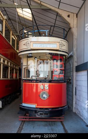 Derbyshire, Großbritannien – 5. April 2018: Eine Oldtimer-Straßenbahn, die in der Fahrzeuggarage im Crich Tramway Village, dem nationalen Straßenbahnmuseum, gelagert wird Stockfoto