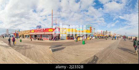 Coney Island, USA - 25. Oktober 2015: Besucher besuchen die berühmte alte Promenade von Coney Island, der Vergnügungsstrandzone von New York. Stockfoto