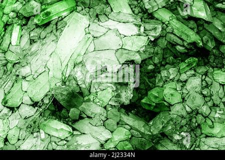 Grüne Dioptase, Smaragdquarz, rohes Erz an der Wand, Eminerationskonzept Stockfoto