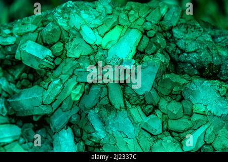 Grüne Dioptase, Smaragdquarz, rohes Erz an der Wand, Eminerationskonzept Stockfoto