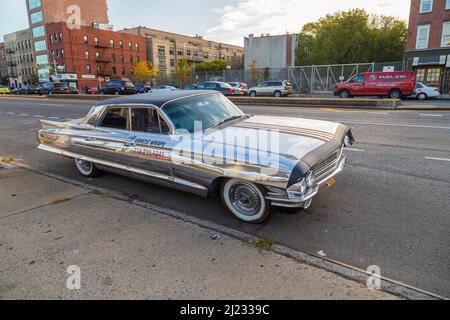 New York, USA - 26. Okt 2015: chrom-Oldtimer in Brooklyn mit Anzeigen für Fahrzeughüllen auf der Straße in New York, Brooklyn. Stockfoto