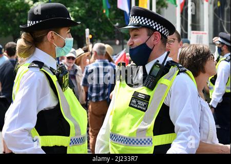 Zwei Metropolitan Police Officers mit Gesichtsmasken, London. VEREINIGTES KÖNIGREICH Stockfoto