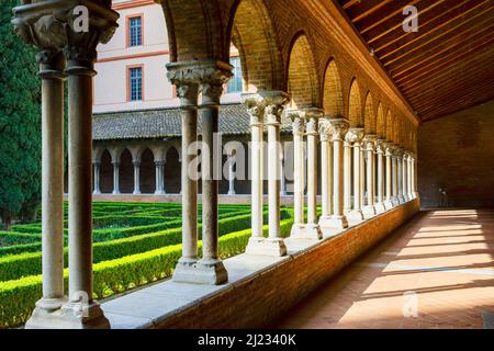 Kreuzgang und Garten im Innenhof des dominikanischen Kloster Couvent des Jacobins in Toulouse, Frankreich. Stockfoto