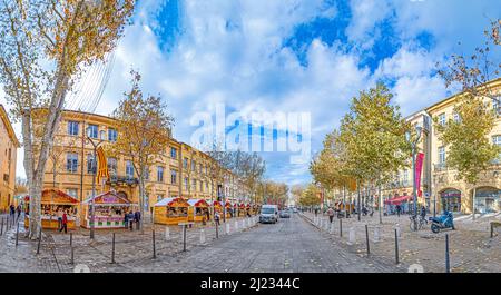 Aix en Provence, Frankreich - 7. Dezember 2015: Fußgängerzone mit weihnachtsmärkten entlang der historischen Gebäude in Aix-en-Provence, Frankreich. Stockfoto