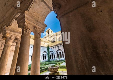 Gordes, Frankreich - 10. Dezember 2015: Kloster der Abtei Senanque, Vaucluse, Gordes, Provence, Frankreich Stockfoto