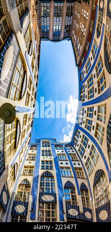 Berlin, Deutschland - 2. Mai 2016: Blick von unten auf den historischen Innenhof mit schöner Fassade auf den berühmten Hackeschen Hofe-Gebäudekomplex, DIS Stockfoto
