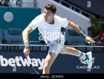 Miami Gardens, Usa. 29. März 2022. Thanasi Kokkinakis aus Australien dient Alexander Zverev aus Deutschland am Dienstag, den 29. März 2022, bei den Miami Open im Hard Rock Stadium in Miami Gardens, Florida. Zverev besiegte Kokkinakis 6-4, 6-4. Foto von Gary i Rothstein/UPI Credit: UPI/Alamy Live News Stockfoto