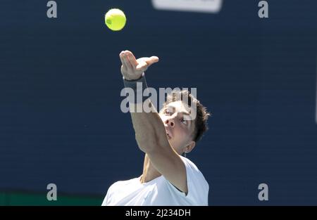 Miami Gardens, Usa. 29. März 2022. Thanasi Kokkinakis aus Australien dient Alexander Zverev aus Deutschland am Dienstag, den 29. März 2022, bei den Miami Open im Hard Rock Stadium in Miami Gardens, Florida. Zverev besiegte Kokkinakis 6-4, 6-4. Foto von Gary i Rothstein/UPI Credit: UPI/Alamy Live News Stockfoto