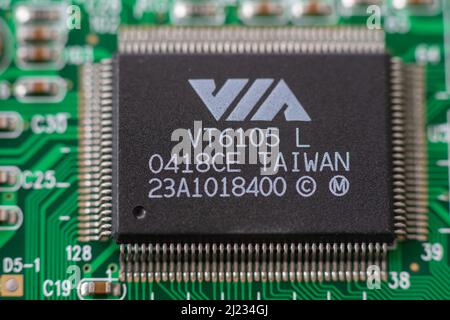 Timisoara, Rumänien - 30. März 2020: Nahaufnahme eines VIA VT6105 L Rhine III 10/100 Mbps PCI Fast Ethernet Controllers. Elektronische Komponenten Stockfoto