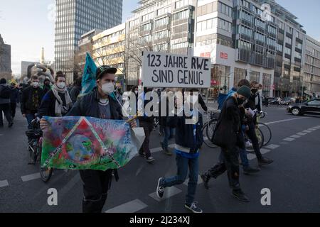 Berlin, Deutschland. 29. März 2022. Demonstranten versammelten sich in Berlin, um gegen die Pläne von RWE zu protestieren, Dörfer in Deutschland zu zerstören und diese Orte für den Kohlebergbau zu nutzen. Das Unternehmen ist weltweit die Nummer zwei im Bereich Offshore-Windenergie und Europas drittgrößte im Bereich erneuerbare Energien. Sie gehört seit langem zu den Top-Zielen von Klimaaktivisten. In Europa betreibt das Energieunternehmen RWE einige der größten Kohlekraftwerke. (Foto: Michael Kuenne/PRESSCOV/Sipa USA) Quelle: SIPA USA/Alamy Live News Stockfoto