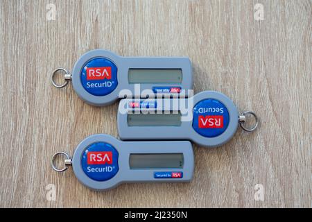 Timisoara, Rumänien - 20. Juni 2021: Nahaufnahme eines RSA SecurID-Tokens auf einem Holztisch, SID700 Stockfoto