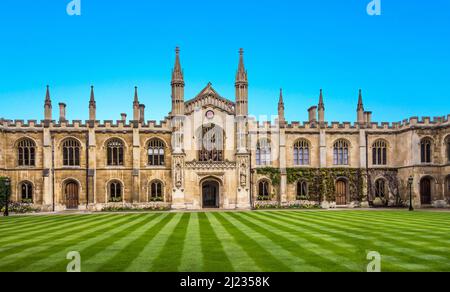 CAMBRIDGE, Großbritannien - APR 16, 2017: Courtyard of the Corpus Christi College, ist eine der alten Colleges der University of Cambridge, die 1352 gegründet wurde. Stockfoto