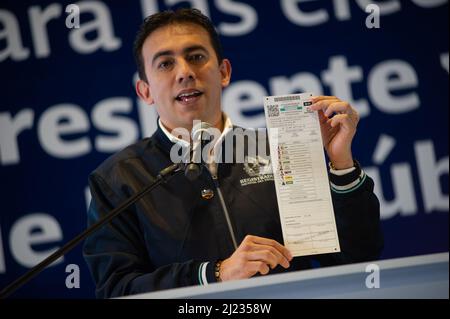 Das nationale Register des Zivilstaates stellt die vom nationalen Registrar Alexander Vega in Bogota, Kolumbien, am 29. März 2022 vorgelegten Wahlzettel für die Präsidentschaftswahlen 2022 vor. Foto: Sebastian Barros/Long Visual Press Stockfoto