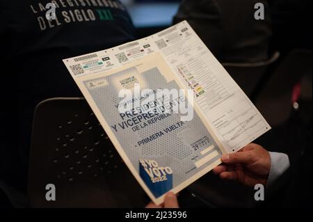 Das nationale Register des Zivilstaates stellt die vom nationalen Registrar Alexander Vega in Bogota, Kolumbien, am 29. März 2022 vorgelegten Wahlzettel für die Präsidentschaftswahlen 2022 vor. Foto: Sebastian Barros/Long Visual Press Stockfoto