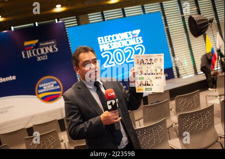 Das nationale Register des Zivilstaates stellt die vom nationalen Registrar Alexander Vega in Bogota, Kolumbien, am 29. März 2022 vorgelegten Wahlzettel für die Präsidentschaftswahlen 2022 vor. Foto: Sebastian Barros/Long Visual Press Stockfoto