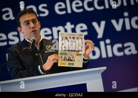 Das nationale Register des Zivilstaates stellt die vom nationalen Registrar Alexander Vega in Bogota, Kolumbien, am 29. März 2022 vorgelegten Wahlzettel für die Präsidentschaftswahlen 2022 vor. Foto: Sebastian Barros/Long Visual Press Stockfoto