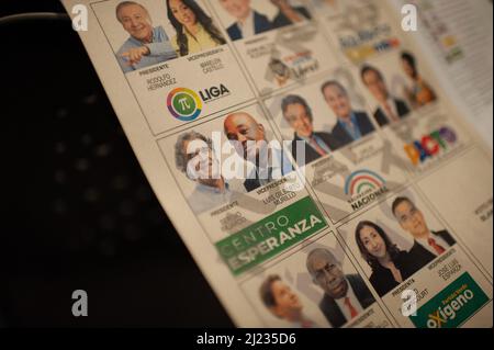 Das nationale Register des Zivilstaates stellt die vom nationalen Registrar Alexander Vega in Bogota, Kolumbien, am 29. März 2022 vorgelegten Wahlzettel für die Präsidentschaftswahlen 2022 vor. Foto: Sebastian Barros/Long Visual Press Stockfoto