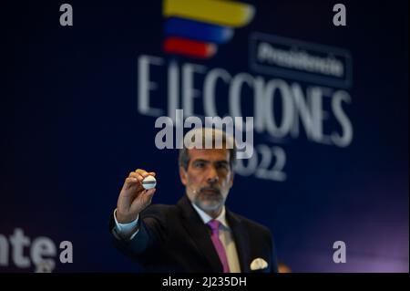 Das nationale Register des Zivilstaates stellt die vom nationalen Registrar Alexander Vega in Bogota, Kolumbien, am 29. März 2022 vorgelegten Wahlzettel für die Präsidentschaftswahlen 2022 vor. Foto: Sebastian Barros/Long Visual Press Stockfoto