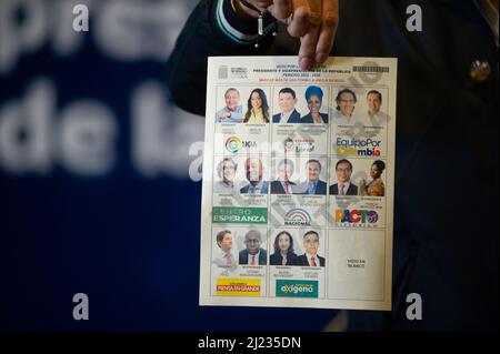 Das nationale Register des Zivilstaates stellt die vom nationalen Registrar Alexander Vega in Bogota, Kolumbien, am 29. März 2022 vorgelegten Wahlzettel für die Präsidentschaftswahlen 2022 vor. Foto: Sebastian Barros/Long Visual Press Stockfoto