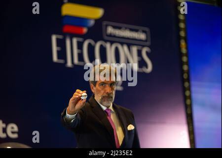 Das nationale Register des Zivilstaates stellt die vom nationalen Registrar Alexander Vega in Bogota, Kolumbien, am 29. März 2022 vorgelegten Wahlzettel für die Präsidentschaftswahlen 2022 vor. Foto: Sebastian Barros/Long Visual Press Stockfoto