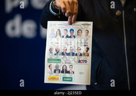 Das nationale Register des Zivilstaates stellt die vom nationalen Registrar Alexander Vega in Bogota, Kolumbien, am 29. März 2022 vorgelegten Wahlzettel für die Präsidentschaftswahlen 2022 vor. Foto: Sebastian Barros/Long Visual Press Stockfoto