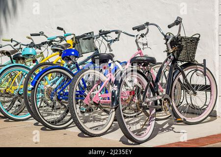 Fahrradständer auf dem Campus der San Diego State University in San Diego, Kalifornien, USA. Stockfoto