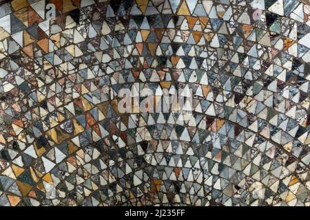 Italien, Venedig, Murano, Basilica dei Santi Maria e Donato um 1140, Mosaikfliesen aus Dreiecken, die im Boden eingelassen wurden Stockfoto