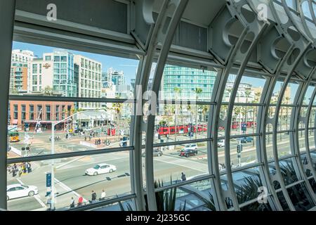 Fenster des San Diego Convention Center in der Innenstadt von San Diego, Kalifornien, USA. Stockfoto