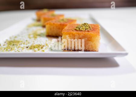 Traditionelles arabisches Dessert - ein Tablett mit einer Vielzahl von Süßigkeiten - kreative, leckere Kuchen aus dem Nahen Osten - arabische Küche Stockfoto