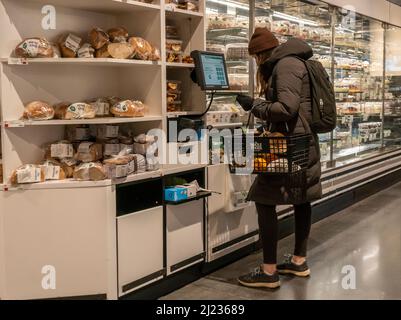 Einkaufen in einem Whole Foods Market Supermarkt in New York am Montag, den 28. März 2022. Die Inflation ist zu einem wichtigen Thema geworden, wenn es um die Halbzeitwahlen geht. (© Richard B. Levine) Stockfoto