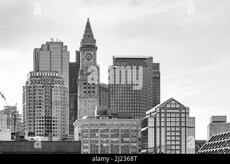 Boston, USA - 12. September 2017: Blick auf die Skyline von Boston mit Uhrenturm und modernem Wolkenkratzer Stockfoto