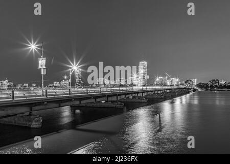 Boston, USA - 12. September 2017: Skyline von Boston, USA bei Nacht mit Brücke. Stockfoto