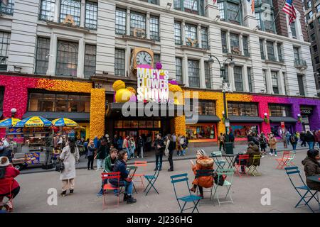 Besucher außerhalb von Macy's Flagship-Kaufhaus am Herald Square in New York, das mit Blumenarrangements für die jährliche Macy's Flower Show am Eröffnungstag Sonntag, den 27. März 2021, gefeiert wird. Die Show läuft bis zum 10.. April. (© Richard B. Levine) Stockfoto