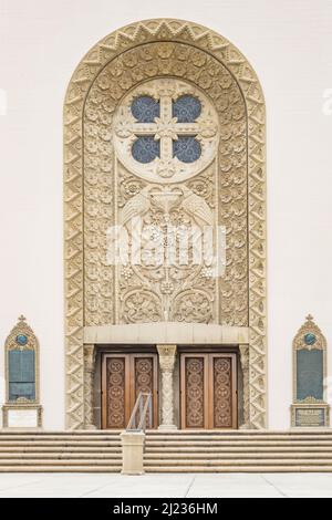 Der reich verzierte Eingang der griechisch-orthodoxen Kathedrale von Saint Sophia in Los Angeles, Kalifornien, USA Stockfoto