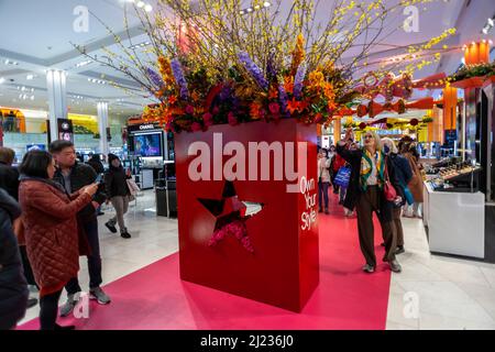 Besucher kommen in Macy's Flagship-Kaufhaus am Herald Square in New York, das mit Blumenarrangements für die jährliche Macy's Flower Show am Eröffnungstag Sonntag, den 27. März 2021, behauen wird. Die Show läuft bis zum 10.. April. (© Richard B. Levine) Stockfoto