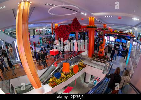 Besucher kommen in Macy's Flagship-Kaufhaus am Herald Square in New York, das mit Blumenarrangements für die jährliche Macy's Flower Show am Eröffnungstag Sonntag, den 27. März 2021, behauen wird. Die Show läuft bis zum 10.. April. (© Richard B. Levine) Stockfoto