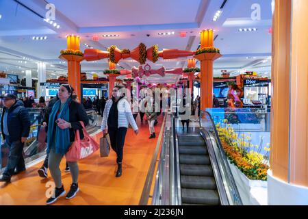 Besucher kommen in Macy's Flagship-Kaufhaus am Herald Square in New York, das mit Blumenarrangements für die jährliche Macy's Flower Show am Eröffnungstag Sonntag, den 27. März 2021, behauen wird. Die Show läuft bis zum 10.. April. (© Richard B. Levine) Stockfoto