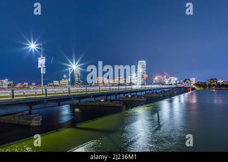 Boston, USA - 12. September 2017: Skyline von Boston, USA bei Nacht mit Brücke. Stockfoto