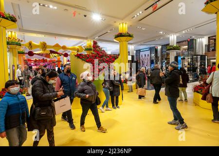 Besucher kommen in Macy's Flagship-Kaufhaus am Herald Square in New York, das mit Blumenarrangements für die jährliche Macy's Flower Show am Eröffnungstag Sonntag, den 27. März 2021, behauen wird. Die Show läuft bis zum 10.. April. (© Richard B. Levine) Stockfoto