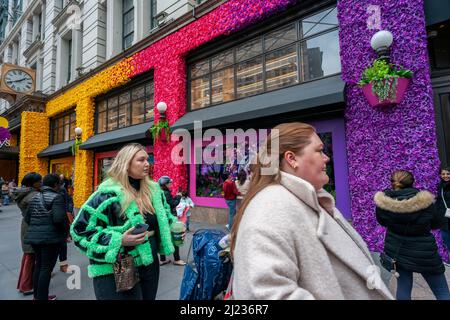 Besucher außerhalb von Macy's Flagship-Kaufhaus am Herald Square in New York, das mit Blumenarrangements für die jährliche Macy's Flower Show am Eröffnungstag Sonntag, den 27. März 2021, gefeiert wird. Die Show läuft bis zum 10.. April. (© Richard B. Levine) Stockfoto