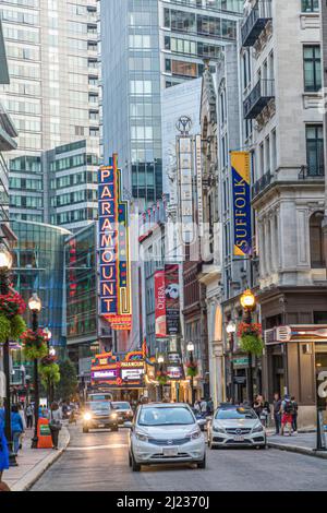 Boston, USA - 13. September 2017: streetview Downtown Boston mit Werbung für PARAMOUNT CINEMA UND SUFFOLK UNIVERSITY in Boston, Massachusetts. Stockfoto