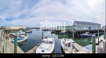Gloucester, USA - 14. September 2017: Fischerboote und Yachten stehen am Pier in Gloucester, USA. Stockfoto