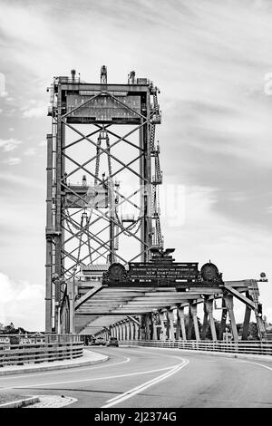 Portsmouth, USA - 14. September 2017: Die Memorial Bridge über den Piscataqua River in Portsmouth, die New Hampshire mit Maine verbindet Stockfoto